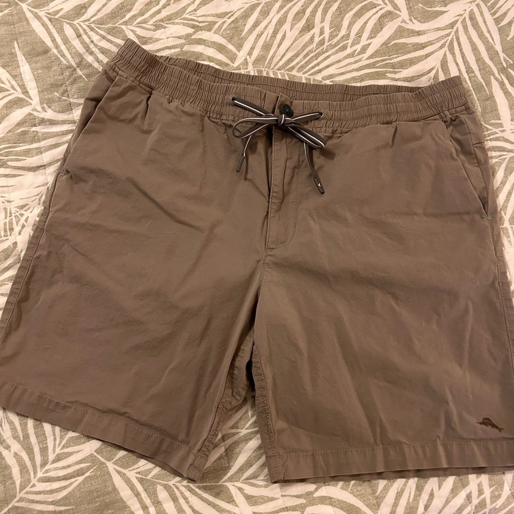 Men’s Tommy Bahama khaki shorts. Size XL. Very good condition.